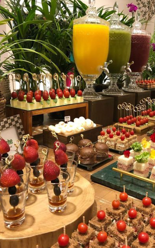 Buffet de pasabocas, frutas y jugos naturales en evento